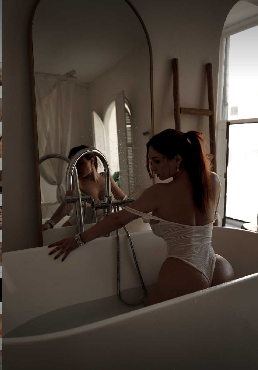 A playful frame from Miranda Faith nude — online in Contagene