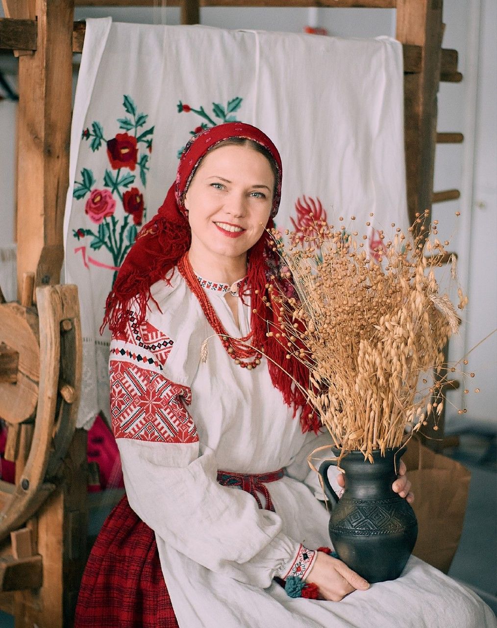Women in Slavic costumes in Contagene