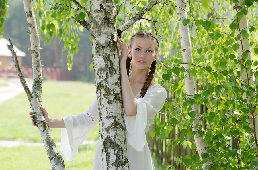 Women in Slavic costumes in Contagene