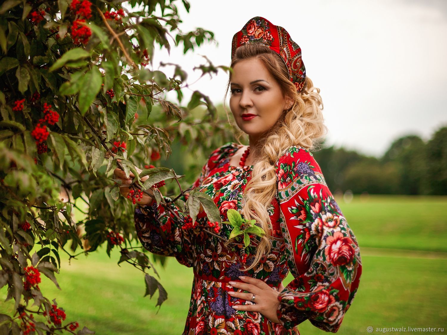 Women in Slavic costumes in Contagene
