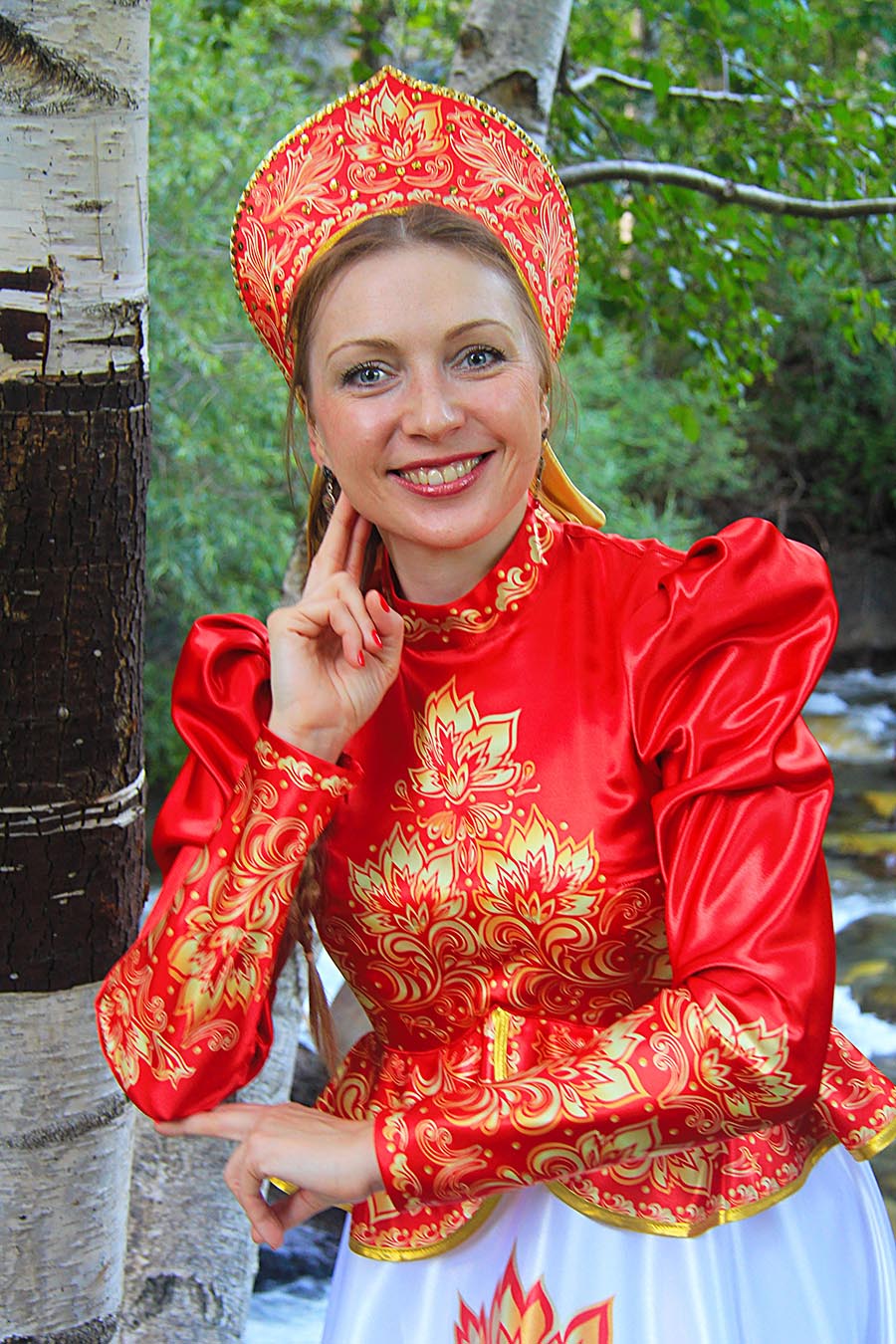 Women in Slavic costumes in Contagene