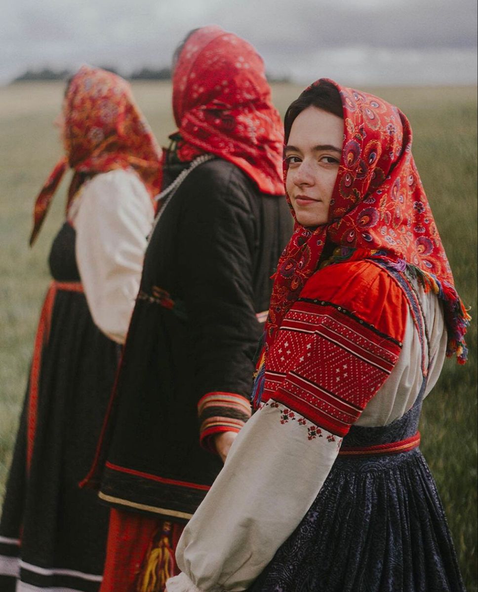 Women in Slavic costumes in Contagene