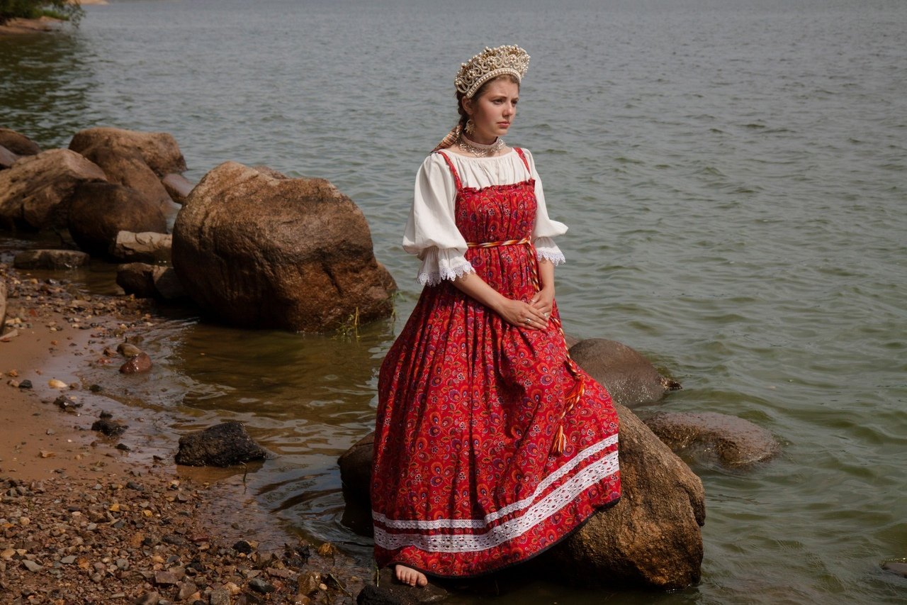 Women in Slavic costumes in Contagene