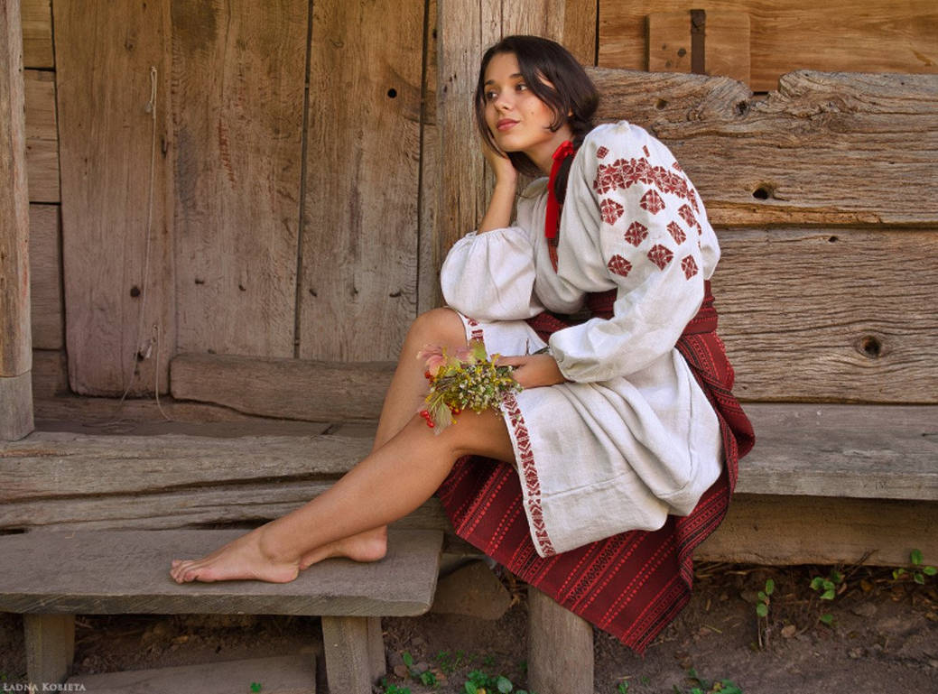 Women in Slavic costumes in Contagene