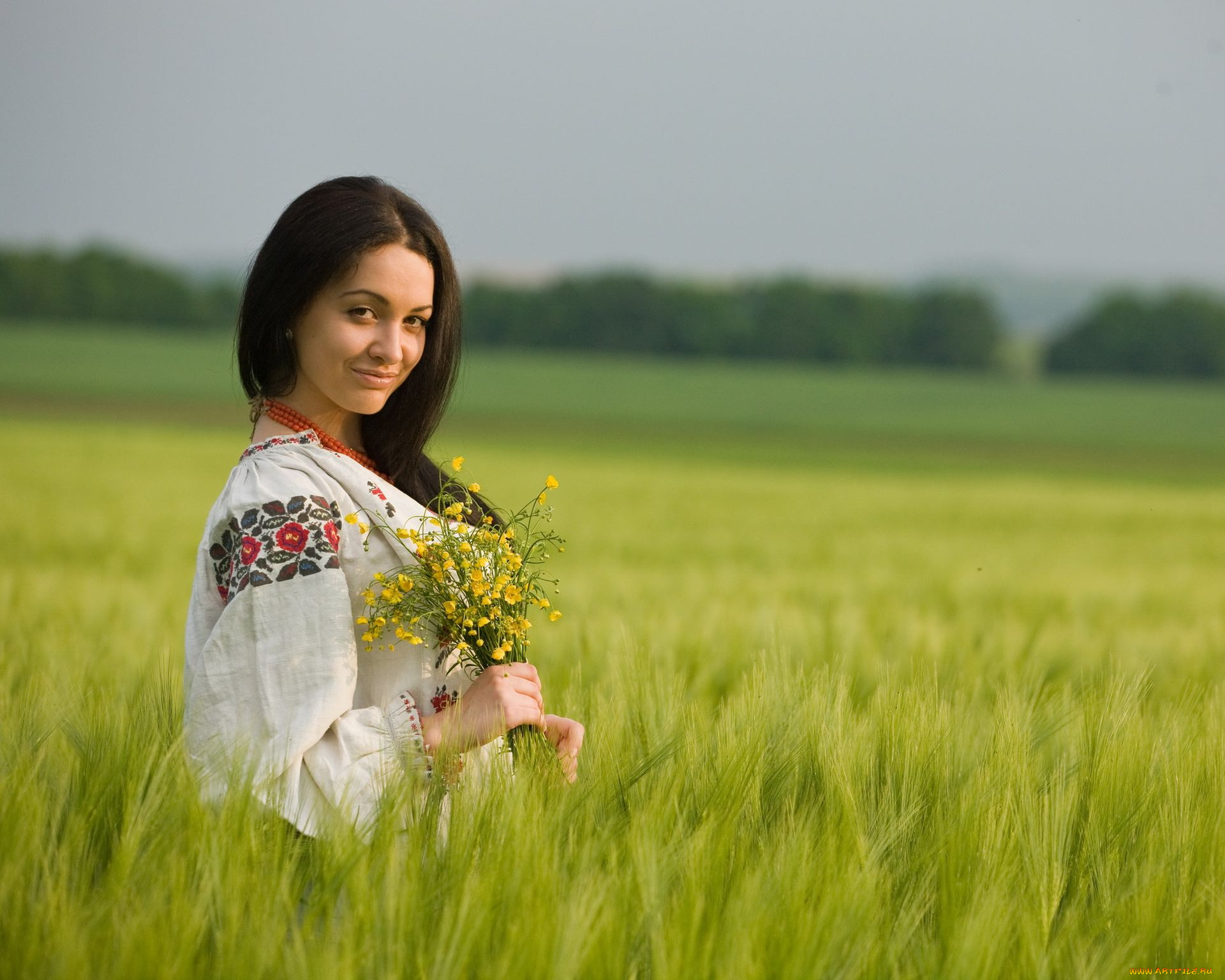 Women in Slavic costumes in Contagene