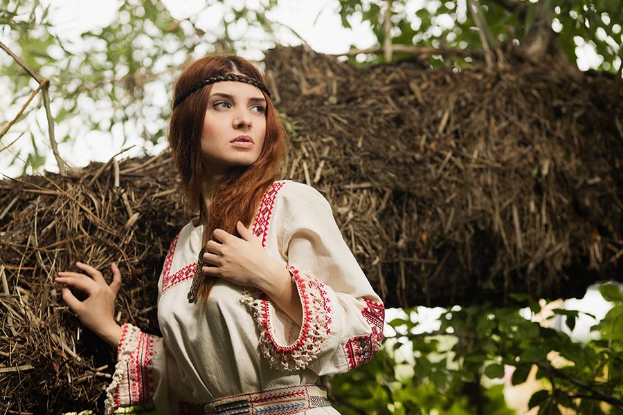 Women in Slavic costumes in Contagene