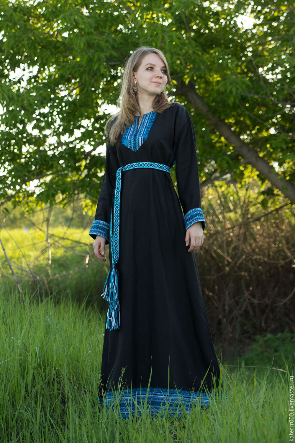 Women in Slavic costumes in Contagene