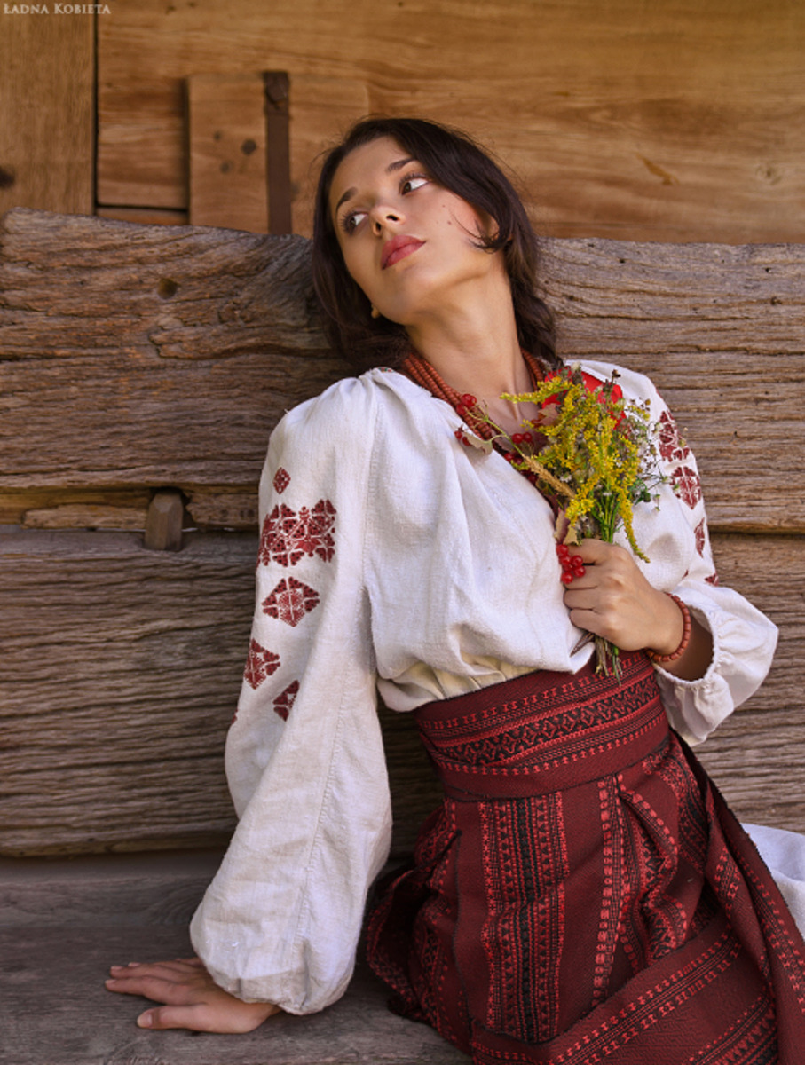 Girls in Slavic costumes in Contagene
