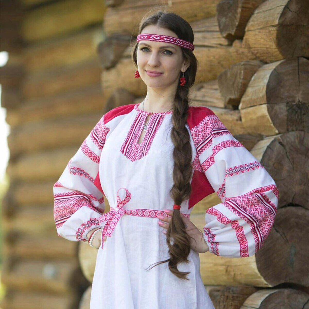 Girls in Slavic costumes in Contagene