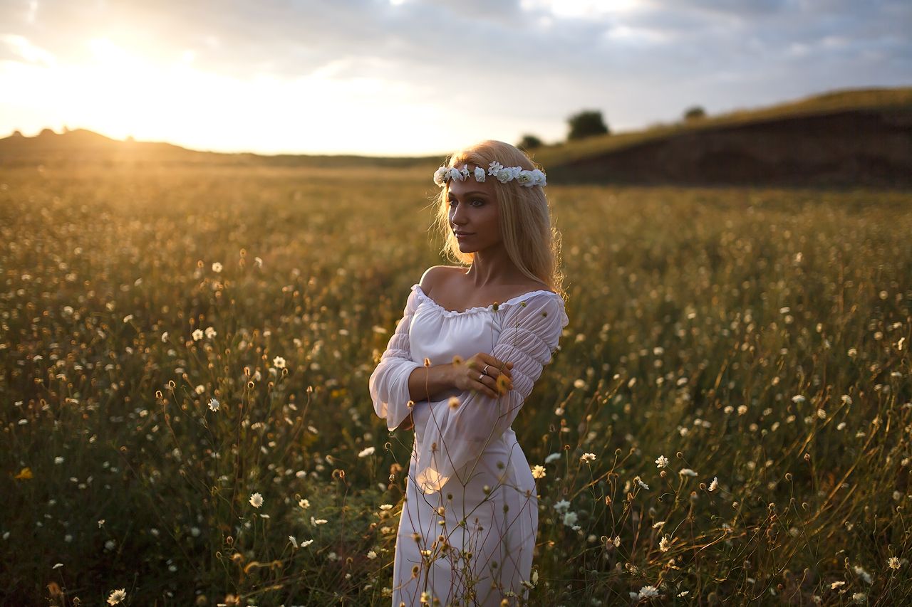 Girls in Slavic costumes in Contagene