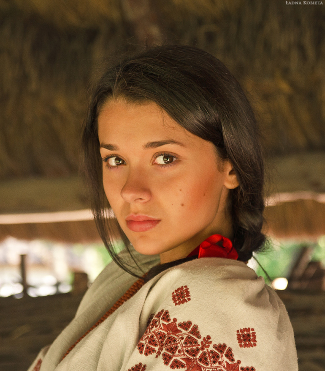 Girls in Slavic costumes in Contagene
