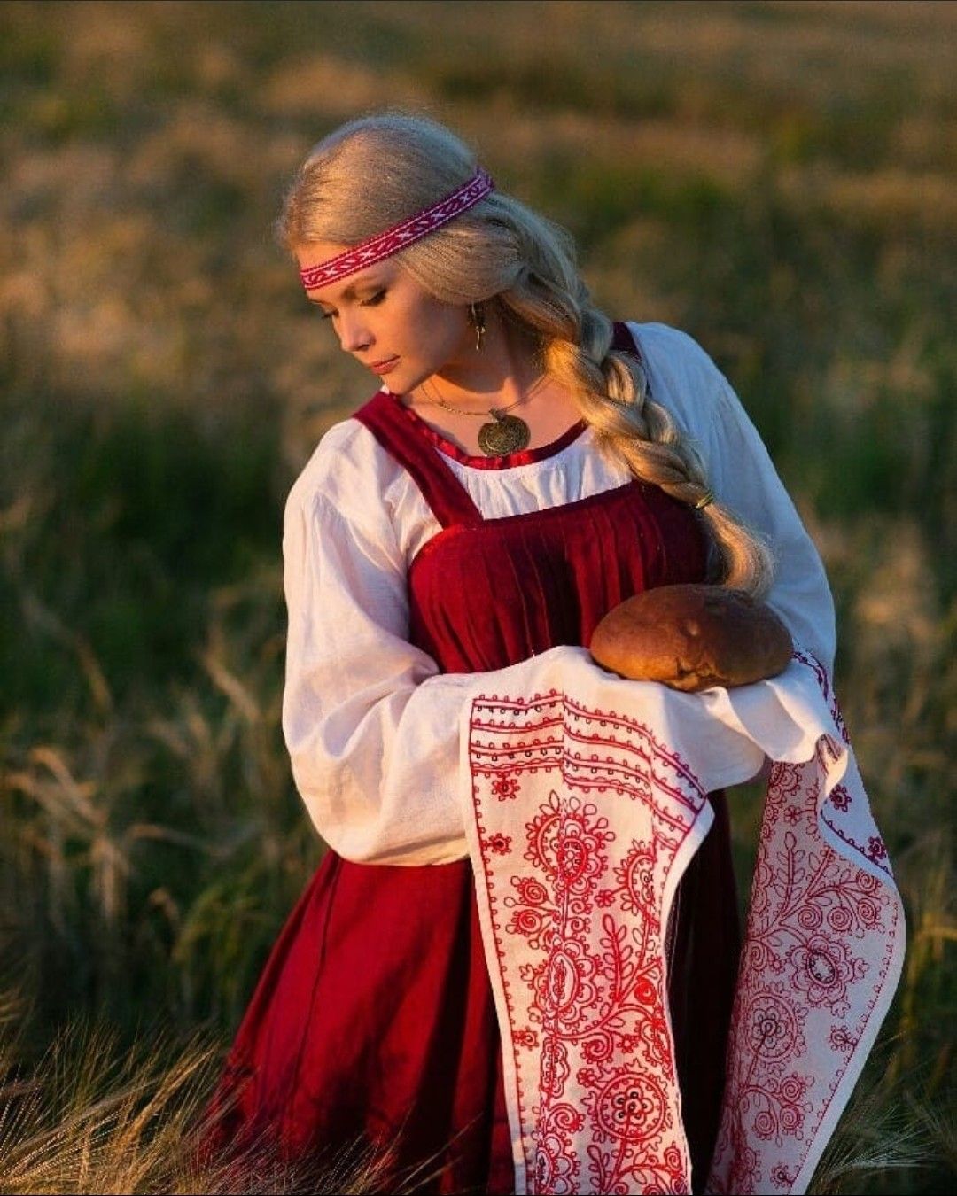 Girls in Slavic costumes in Contagene