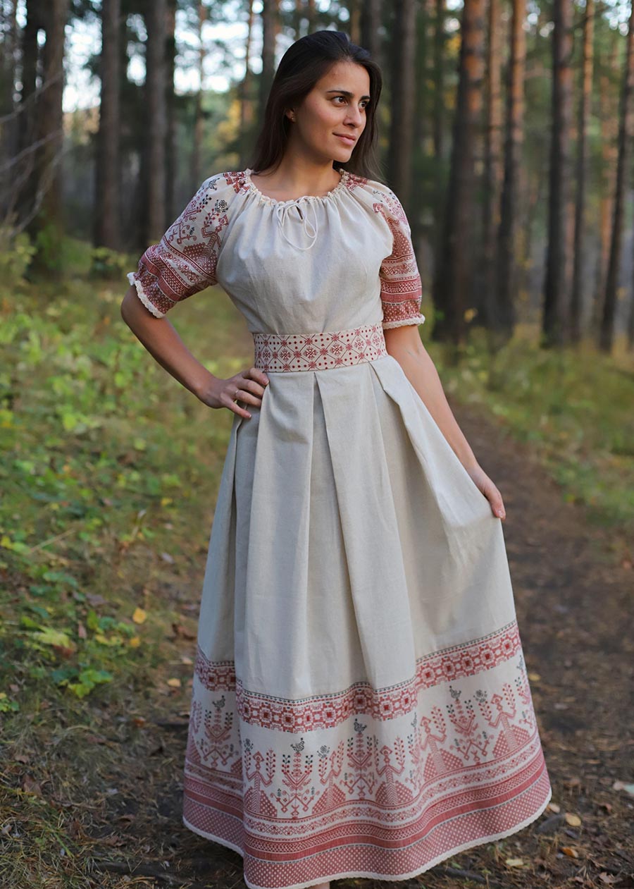 Girls in Slavic costumes in Contagene