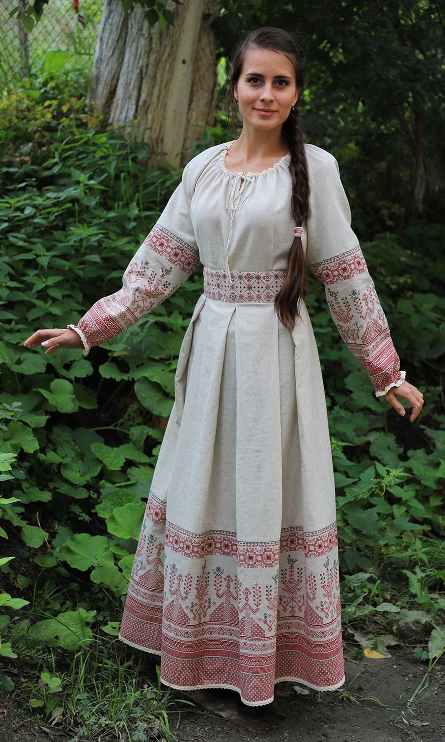 Girls in Slavic costumes in Contagene