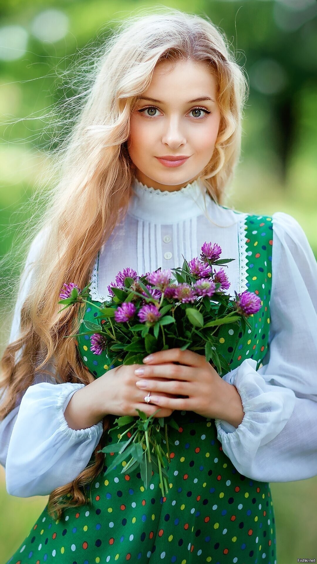 Girls in Slavic costumes in Contagene