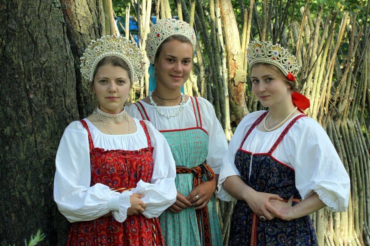 Sexy model Girls in Slavic costumes in Contagene