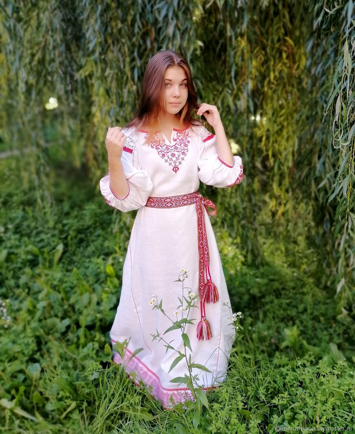 Girl Girls in Slavic costumes in Contagene